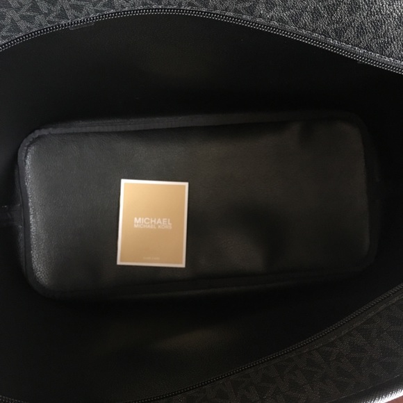 Michael Kors Large Zipper tote & wallet - Picture 5 of 8